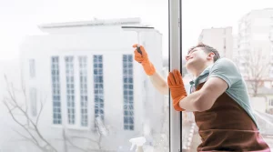 Fachgerechte Reinigung von Glasfassaden und Schaufenstern durch ALB Objektservice – klare Sicht und glänzender Auftritt für Unternehmen in Reutlingen, Tübingen & Stuttgart