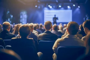 Publikum bei einer Veranstaltung – ALB Objektservice bietet professionelle Sonderreinigung nach Events, Messen und Tagungen in Reutlingen, Tübingen & Stuttgart