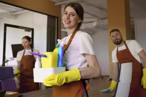 Team von ALB Objektservice bei einer Sonderreinigung – gründliche Reinigung von Möbeln, Oberflächen und Räumen in Reutlingen, Tübingen & Stuttgart