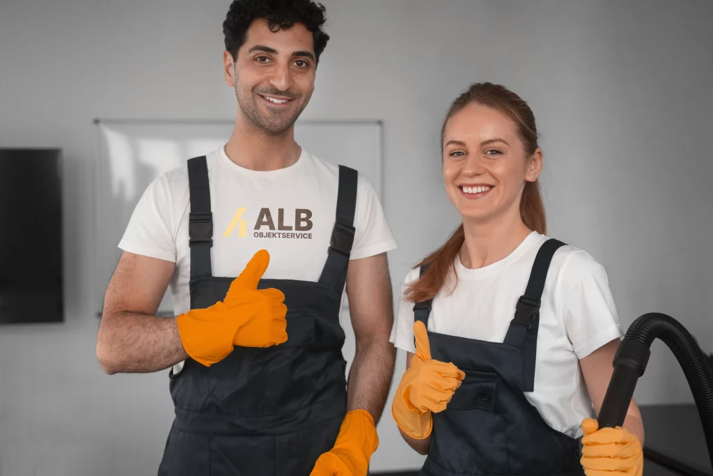 Zwei Mitarbeiter von ALB Objektservice mit Daumen hoch – Ihr zuverlässiger Partner für Reinigung und Objektservice in Reutlingen